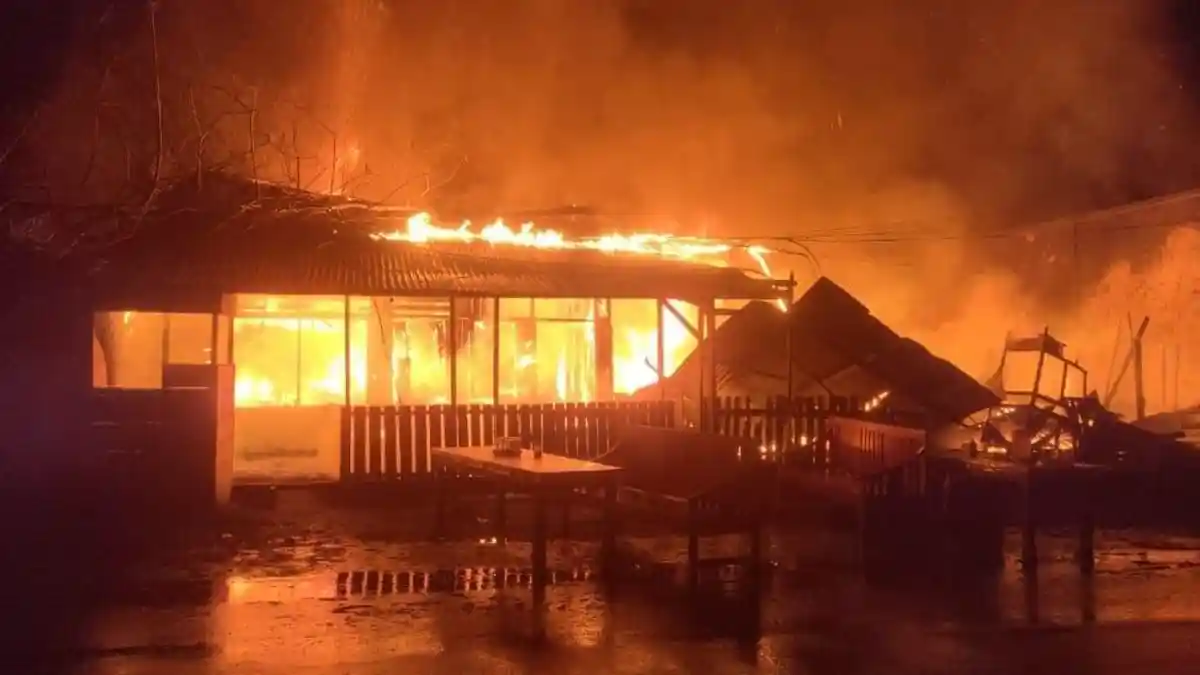 BREAKING NEWS: Warung Makan dan Kios di Jalan Tomori-Mandaong Halmahera Selatan Terbakar