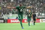 penyerang-amido-balde-saat-memastikan-kemenangan-persebaya.jpg