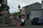 Motor Baru DG 5895 XY Terperosok di Jalan Rusak Samping Gereja GMIH Ternate