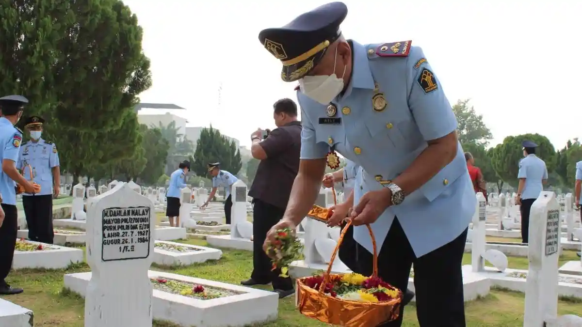 Jelang HDKD ke-77, Imigrasi Polonia Ikuti Upacara Tabur Bunga dan Ziarah di Taman Makam Pahlawan