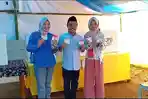 Sahrul-Sukardi-bersama-istri-dan-anaknya-melakukan-pencoblosan-di-TPS-8-Desa-Topoyo.jpg