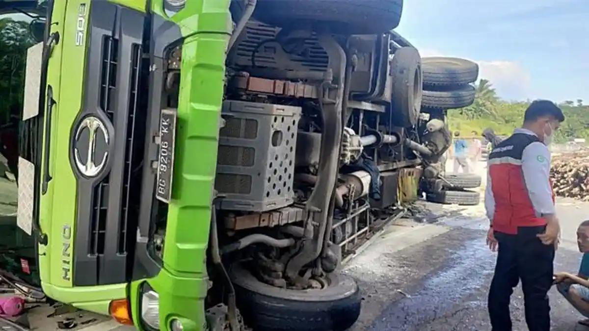 Ban Meledak, Fortuner Oleng Tabrak Fuso hingga Terguling di Jalan Tol Lampung Selatan
