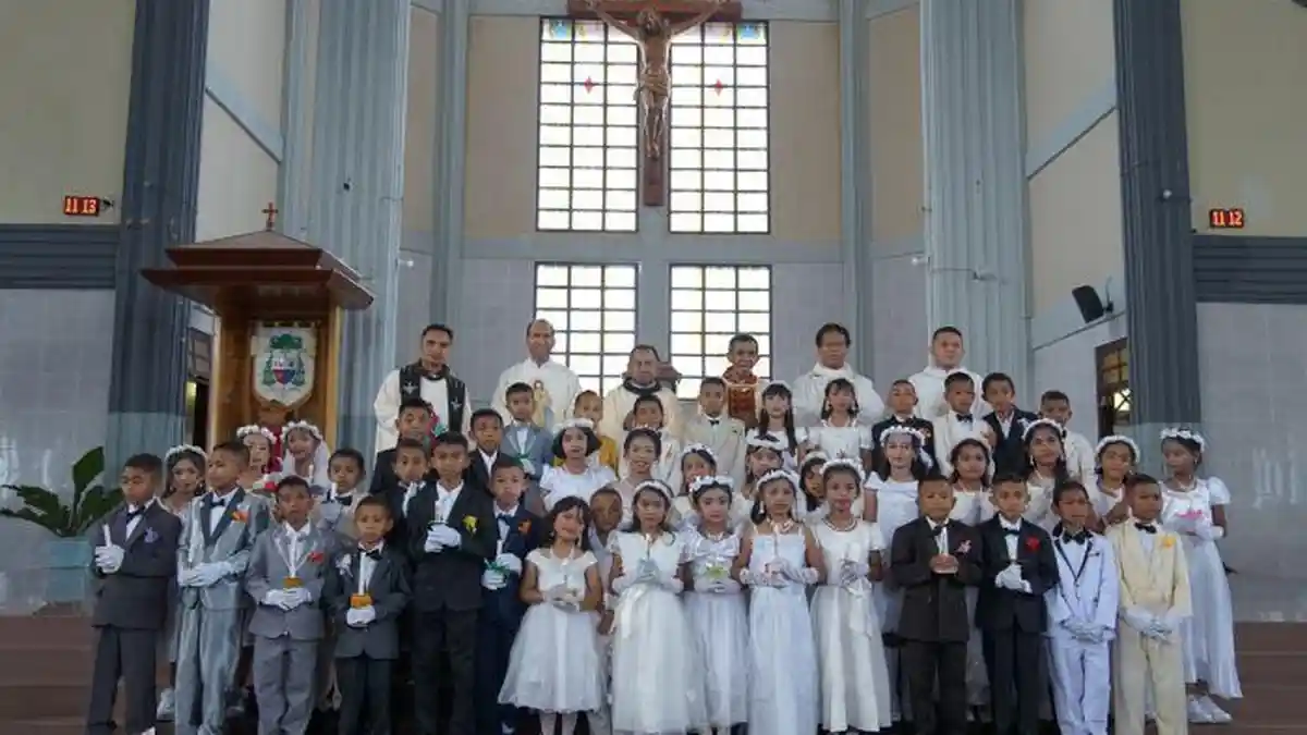 355 Siswa Menerima Komuni Pertama di Gereja Katedral Ruteng Manggarai 