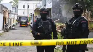 Densus-88-menggeledah-rumah-terduga-teroris-di-Perumahan-Villa-Syariah-Bunga-Tanjung-Kota-Batu.jpg