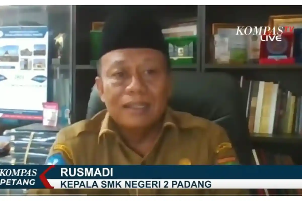 Kepala Sekolah SMKN 2 Padang Komentari Polemik Jilbab bagi Siswi Non-muslim: Tidak Kita Wajibkan