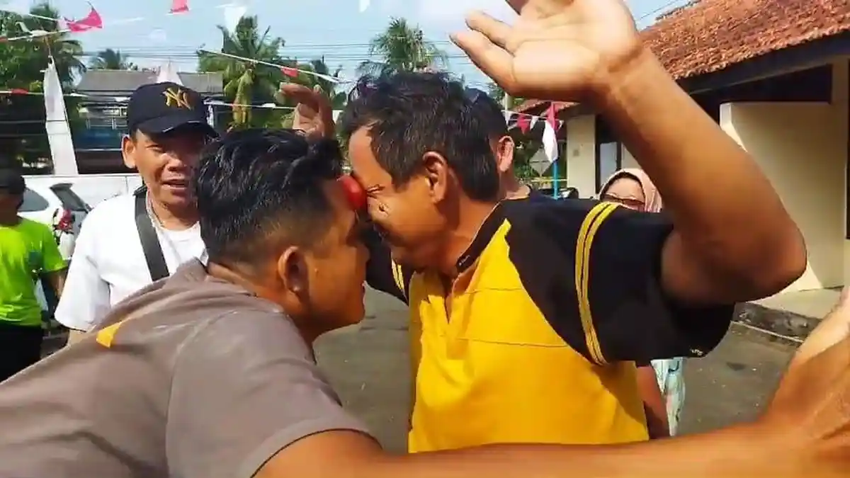 Meriahkan HUT ke-80 RI, Anggota Polisi Pangandaran Joget Bola dengan Warga Bikin Ngakak Bersama