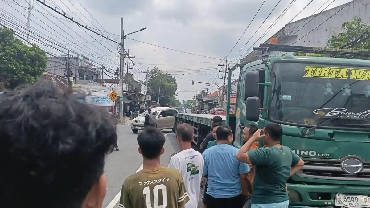 Sopir Trailer di Bojonegoro Nyaris Diamuk Warga seusai Tabrak Pemotor, Diduga Ugal-ugalan