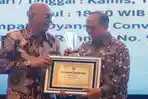 Pegiat Lingkungan Edi Priyanto Terima Penghargaan PWI Jatim Award 2026