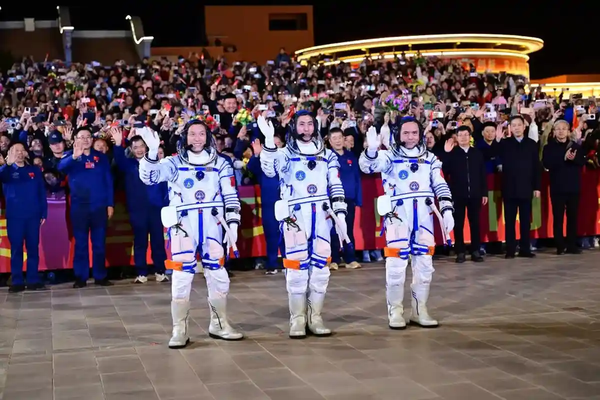 Kapsul Rusak Dihantam Sampah Antariksa, Astronot China Terjebak di Stasiun Luar Angkasa