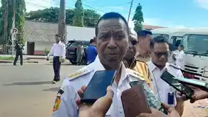 TIK-Gubernur-Papua-Selatan-Apolo-Safanpo-diwawancarai-wartawan-di-Merauke-Selasa-2122025.jpg