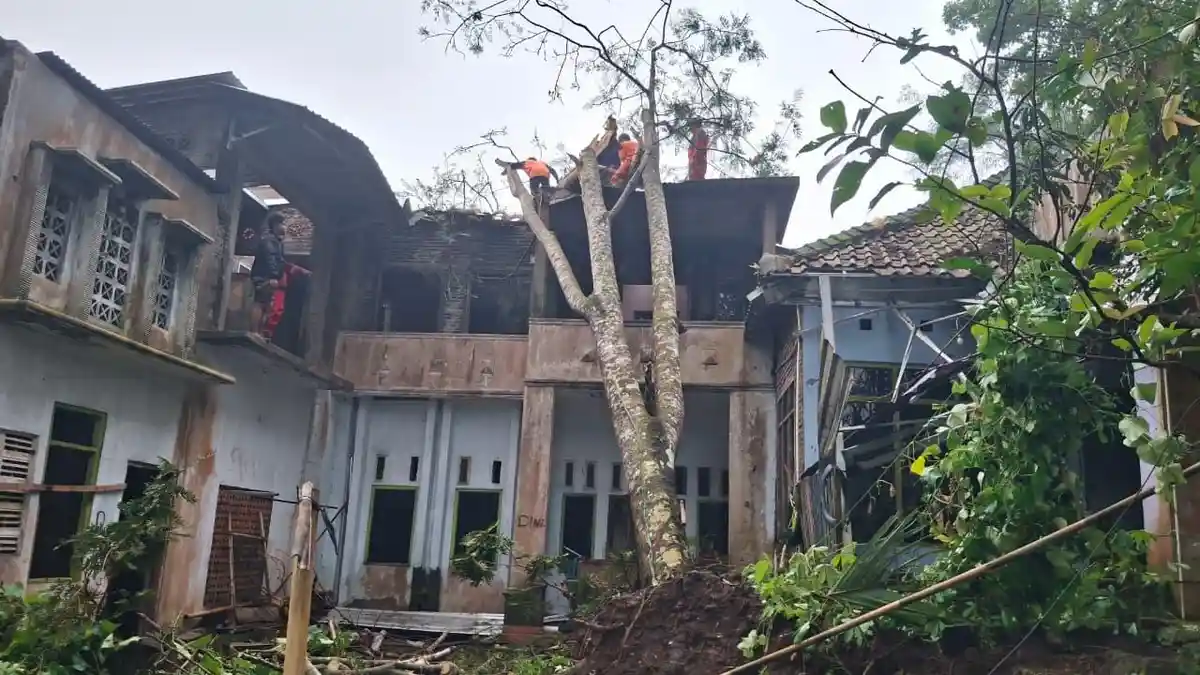 Zaenuri Mematung Lihat Puting Beliung Datang: Puluhan Rumah di Semarang Rusak, Tiang Listrik Ambruk