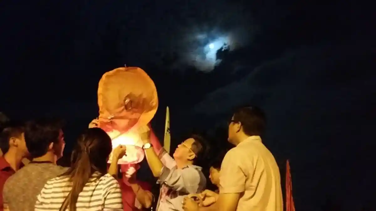 Warga Tionghoa Kirim Doa Harapan Lewat Lampion di Kelenteng Say Vhe Tien