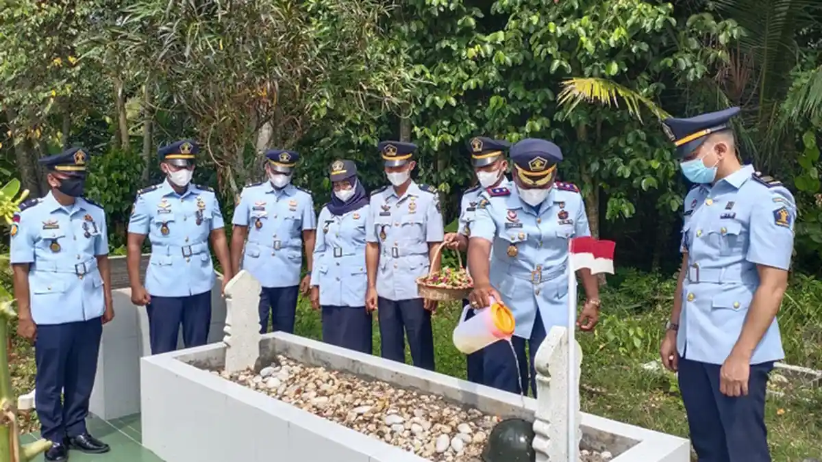 Petugas Lapas Bireuen Ziarah dan  Upacara Tabur Bunga di Makam Pahlawan