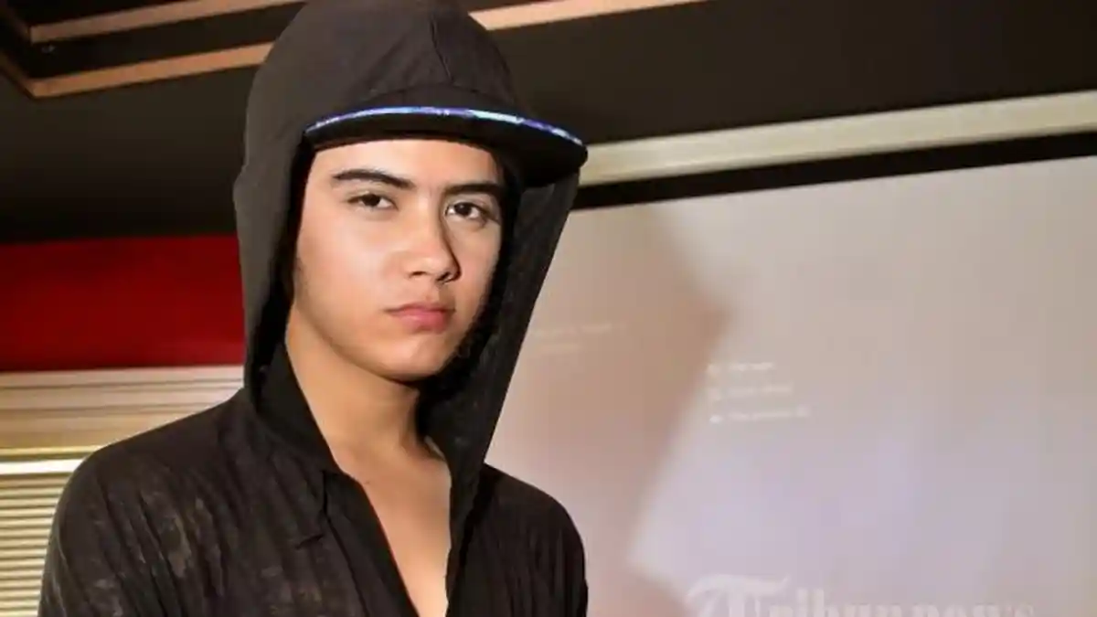 Aduhduh! Hanya Karena Foto Bareng Boneka, Aliando Syarief Dibilang Belok, Cucok!