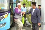 Sekda-Kendal-Sugiono-menyapa-jemaah-haji-setiba-turun-dari-b.jpg