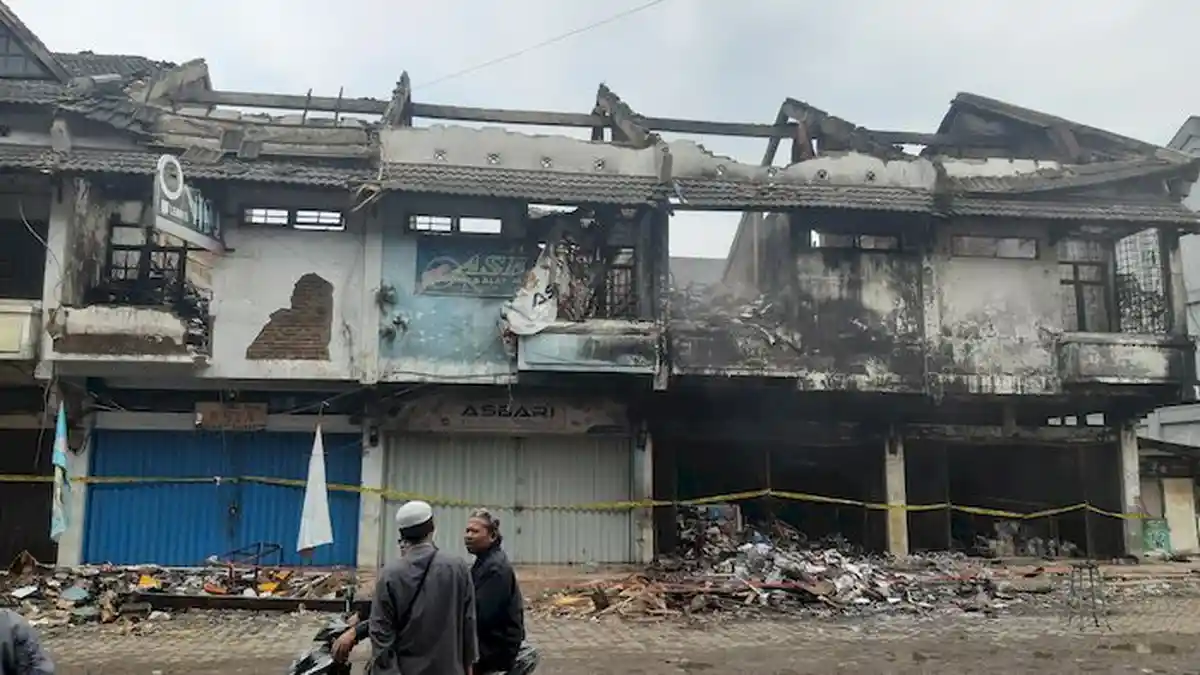 Kondisi Terkini 4 Ruko Pasar Caringin yang Terbakar, Garis Polisi Terpasang, Sisa Asap Terlihat
