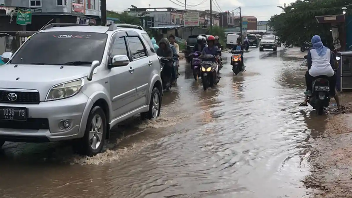 Kecamatan Sagulung Batam Diguyur Hujan Lebat, Jalan Simpang Pasar BBC Tergenang Air