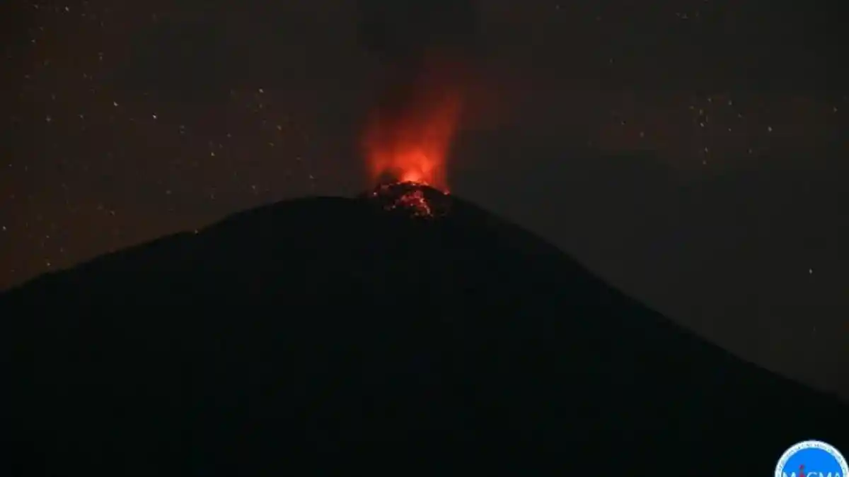 Gunung Lewotolok Lembata Meletus Dini Hari Tadi, 8 Kali Gempa Erupsi 24 Jam Terakhir