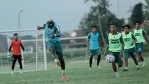 Pemain-Persebaya-menjalani-latihan-tim-di-Yogyakarta.jpg