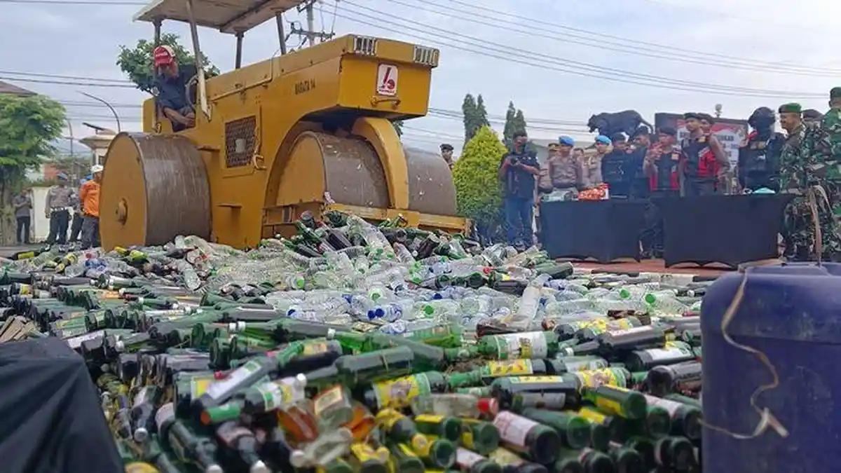 Sepekan Jelang Lebaran, Polisi di Sumedang Hancurkan Miras Ribuan Botol dan Knalpot