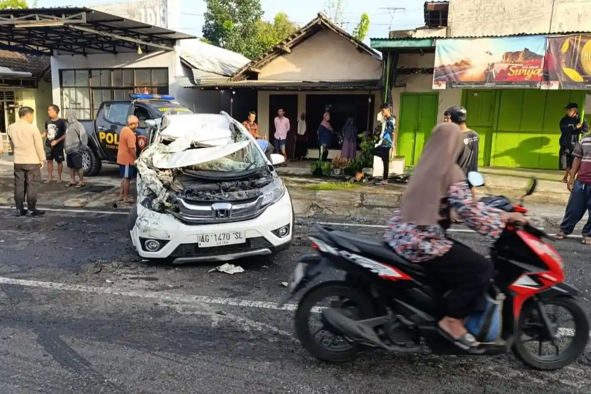 BRAAK! Truk Ngebut Adu Moncong Vs Mobil di Blitar