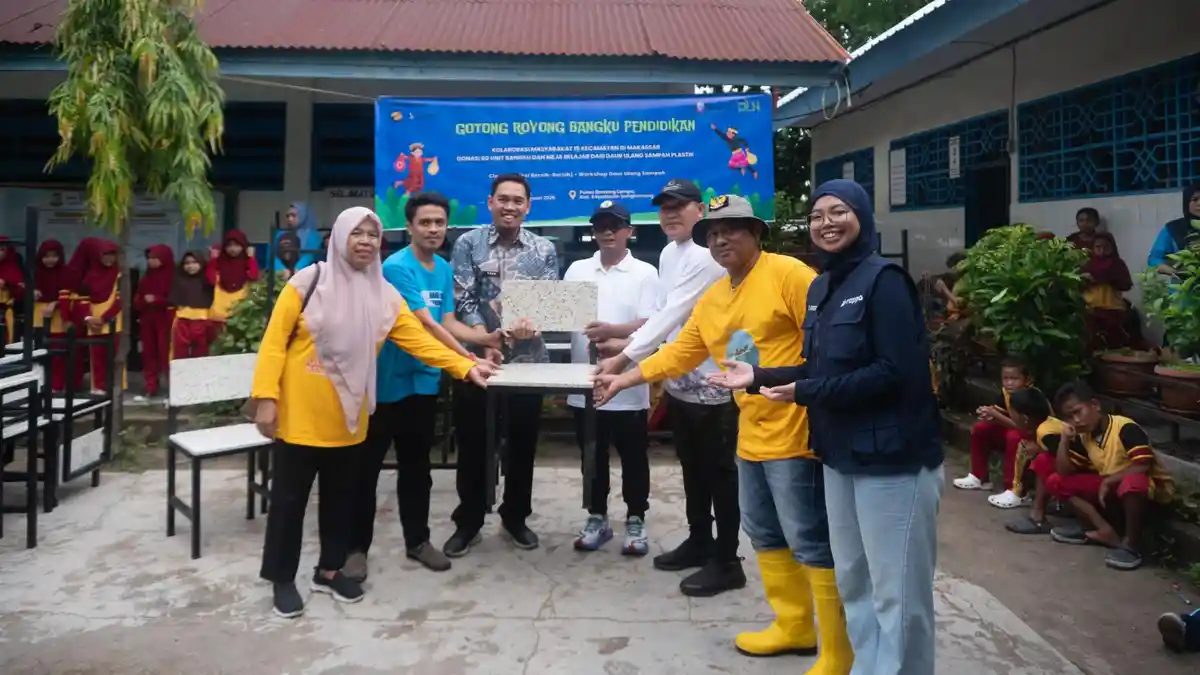 Gotong Royong Ubah Sampah Jadi Bangku untuk SD Barrang Lompo