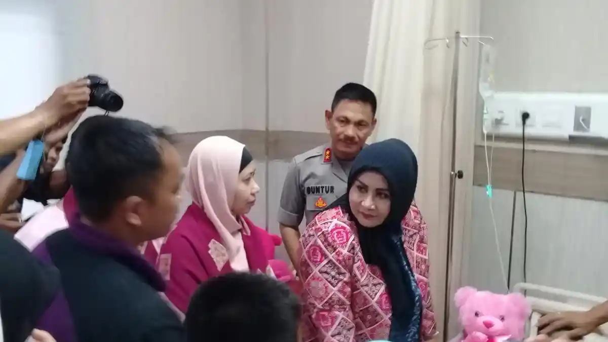 Bocah EAB yang 3 Hari Bersama Mayat Ibunya Alami Demam, Kapolda Sulsel Bawakan Boneka