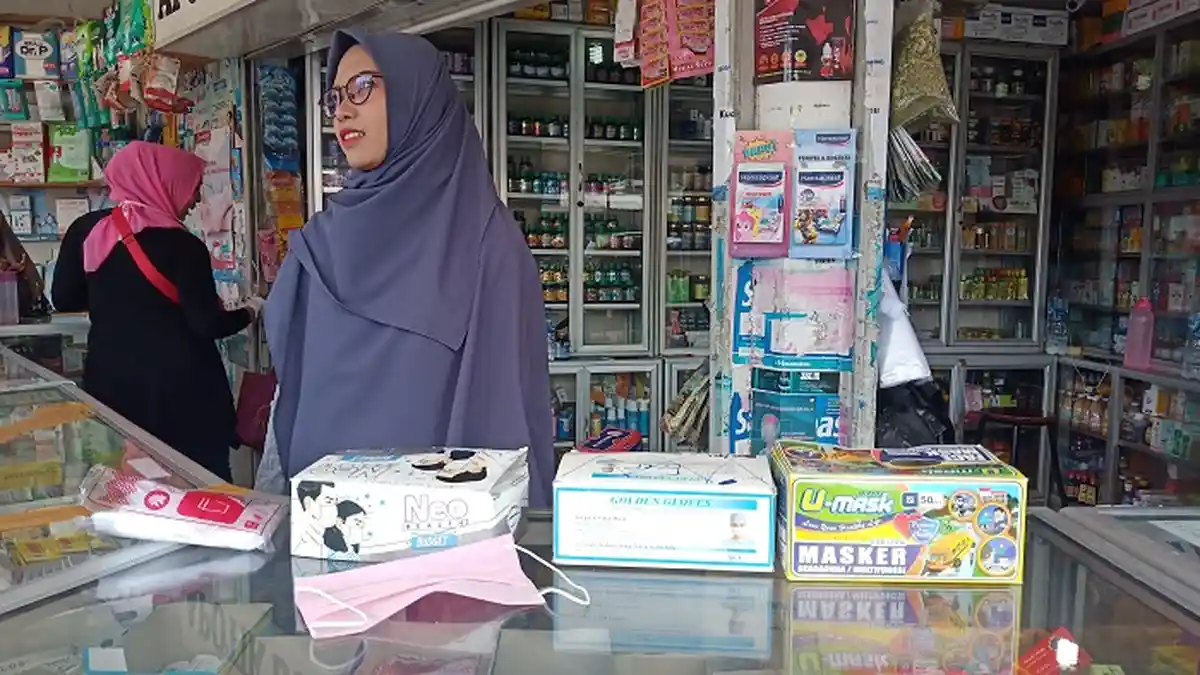 POPULER PADANG - Dampak Virus Corona, Masker Jadi Langka| Pohon Tumbang Timpa Dua Warung