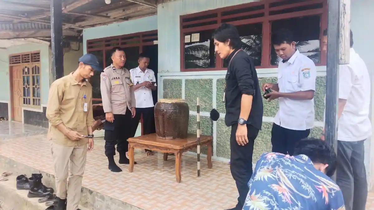 Tim Balai Pelestarian Kebudayaan Teliti Temuan Guci Kuno di Jebus
