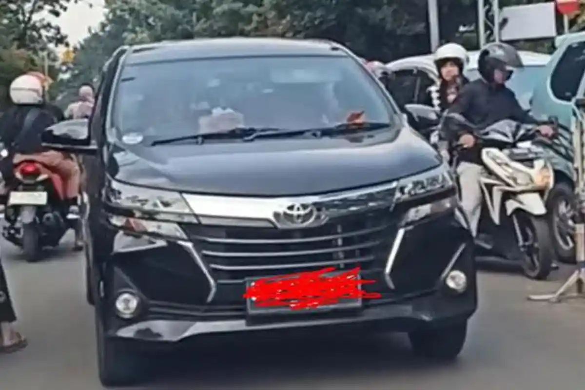 Gara-gara Tak Sabar Kena Macet, Emak-emak Pengemudi Avanza Terobos Pembatas Jalan dan Lawan Arah