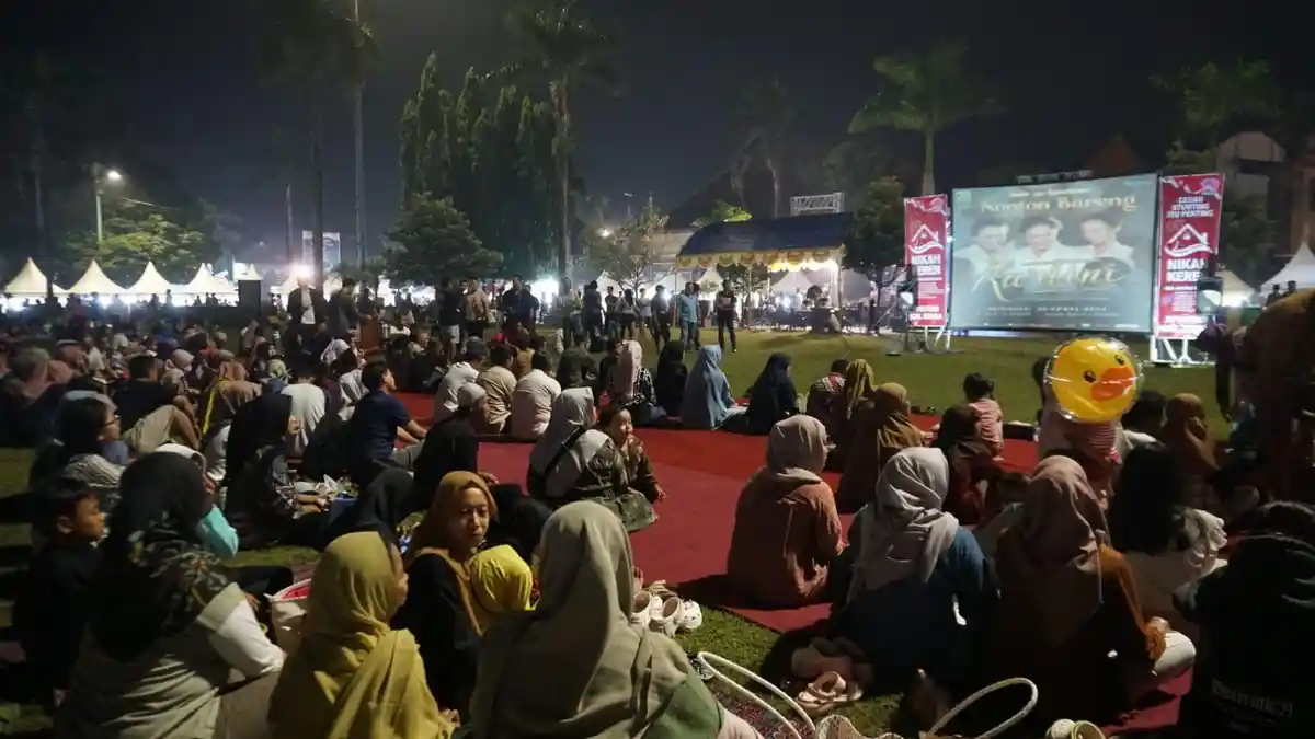 Nobar Layar Tancap di Alun-alun Jepara Teladani Kisah Perjuangan RA Kartini