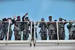 sejumlah-prajurit-tni-berada-di-atas-kri-banda-aceh-saat-pemberangkatan-1.jpg