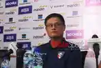 Pelatih-Timnas-Taiwan-Huang-Che-Ming-sedang-memberikan-keterangan-kepada-media.jpg