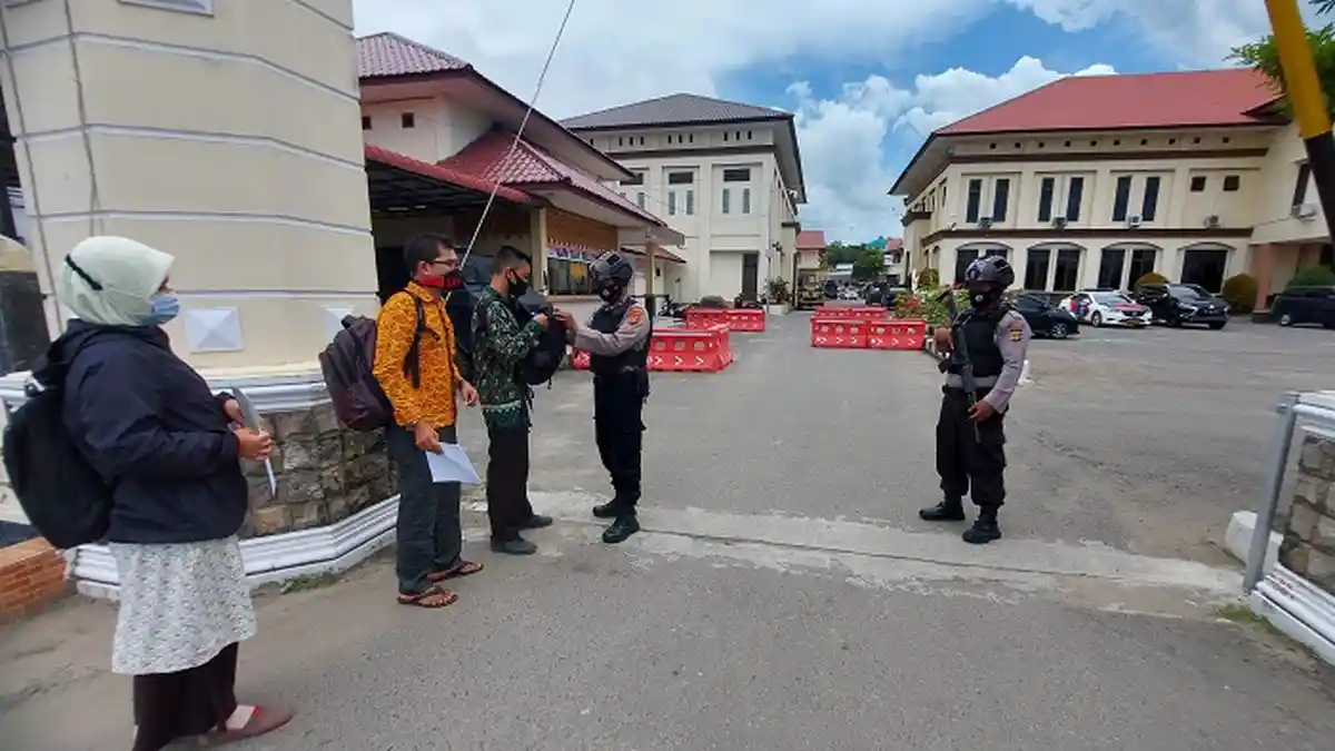 Penjagaan Polres Lhokseumawe dan Polsek Diperketat, Semua Tamu dan Kendaraan Diperiksa Secara Detil