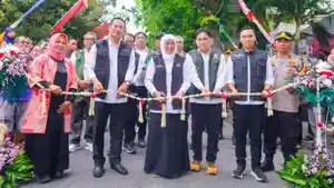 Gubernur-Khofifah-meresmikan-rehabilitasi-jalan-poros-Desa-Miru-Desa-Jugo-Lamongan.jpg