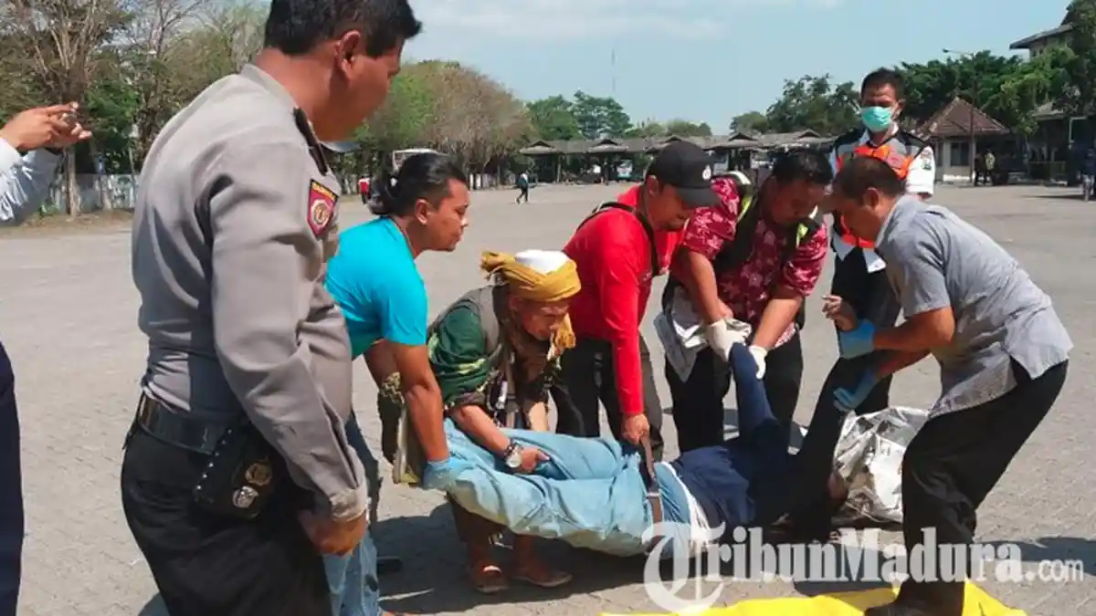 Terjatuh dari Atas Bus PO Mira Jurusan Solo-Surabaya di Terminal Purboyo, Pelajar ini Tewas Seketika