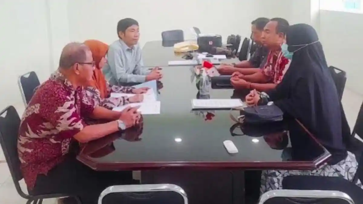 Disperinaker Bangkalan Blusukan Gelar Pembinaan LKS Bipartit, Sasar RSU dan Kafe