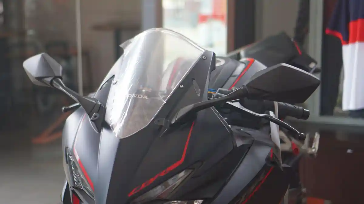 Jangan Abaikan Kaca Spion, Ini Pentingnya untuk Pengendara Motor