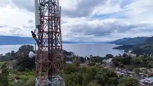 Teknisi-jaringan-XL-Axiata-bekerja-di-atas-menara-BTS-di-Kawasan-Danau.jpg