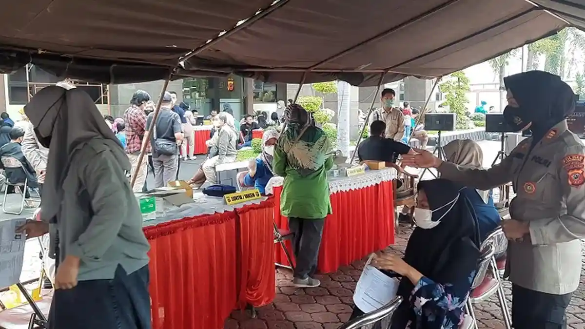 Forkopimda Karawang Gelar Vaksinasi Serentak Berhadiah Umroh dan Sepeda Motor