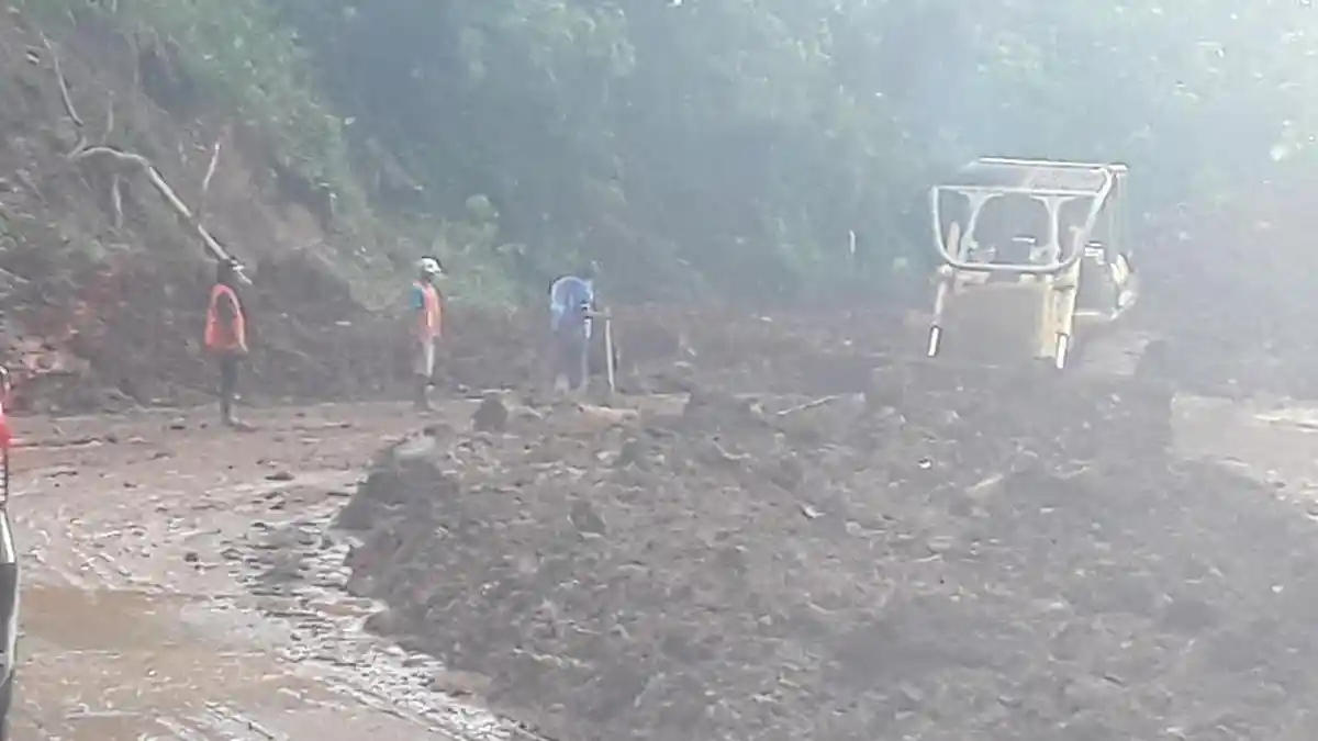 Selama 6 Hari Akses Jalan Nasional ke Labuan Bajo Hanya Bisa Dilewati Siang Hari