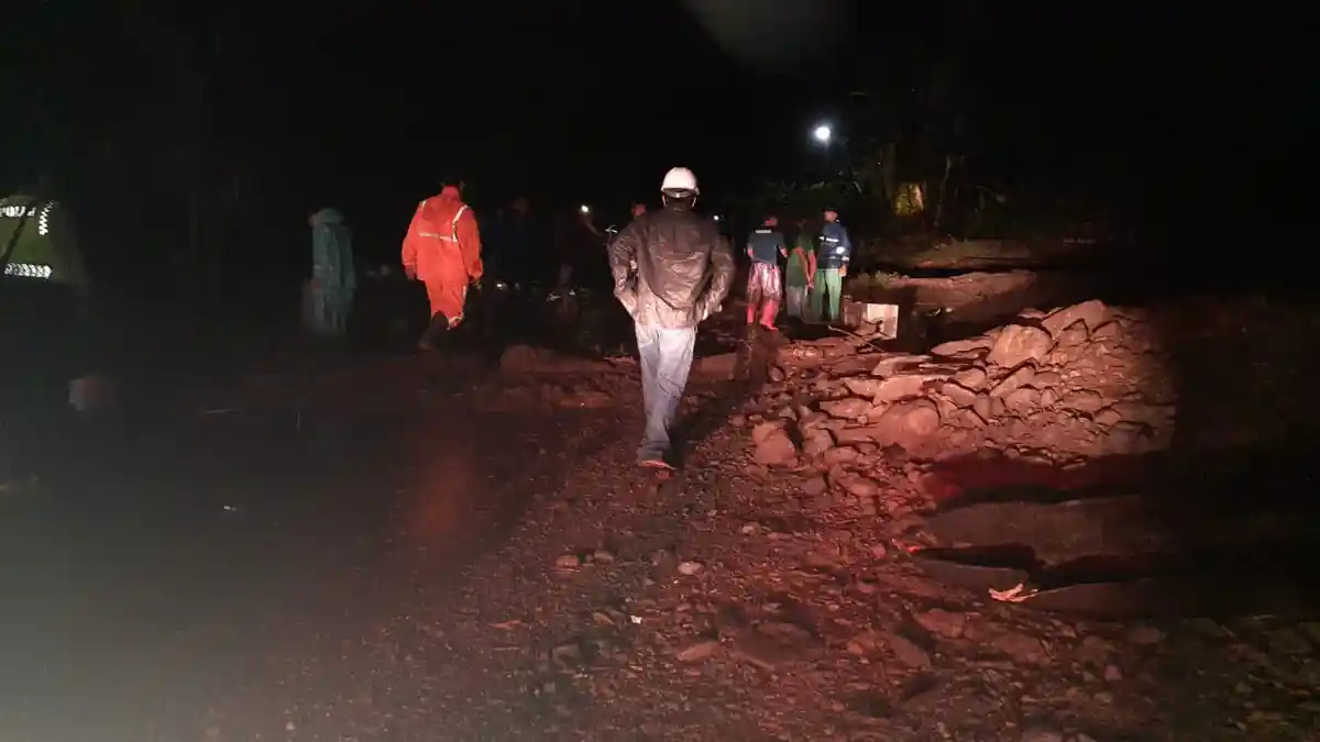 Longsor di Agam Sumbar Timbun Rumah Warga, 12 Orang Diungsikan ke Tempat Aman