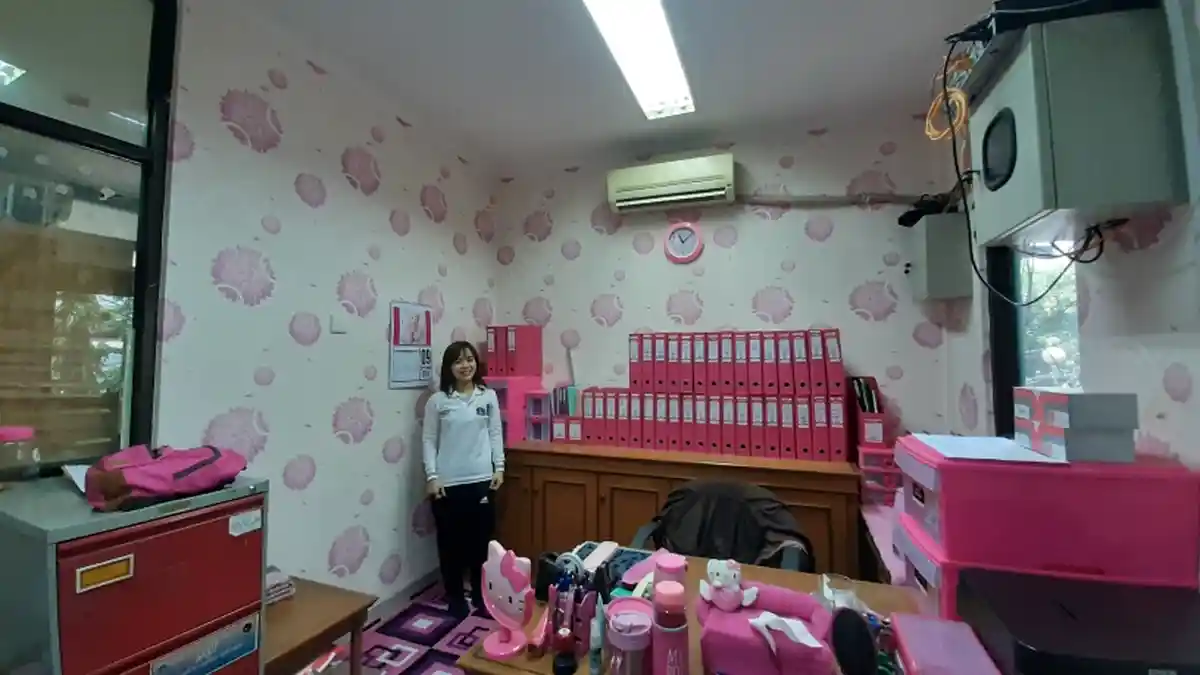 Nuansa Serba Pink, Ruang Kerja Bendahara Kelurahan Rawa Bunga Jadi Tempat Swafoto Karyawan dan PPSU