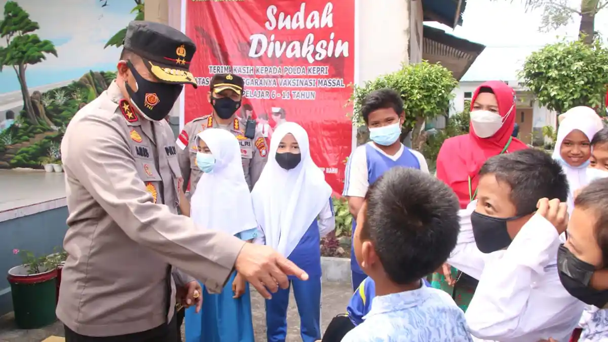 Kapolda Kepri dan Kapolresta Barelang Tinjau Vaksinasi Anak Usia 6 - 11 Tahun di Sagulung