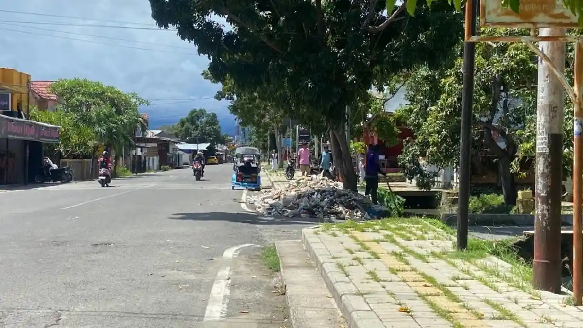 Sampah Menggunung di Jalan Madura, Warga Resah, DLH Ancam Denda Rp 500 Ribu