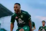 Paulo-Victor-saat-merayakan-gol-bersama-Persebaya-Surabaya.jpg