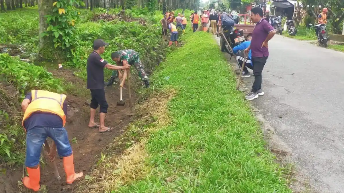 Sinergitas TNI-Polri Bersama Forkopimca Silinda Gotong Royong Bersihkan Fasilitas Umum