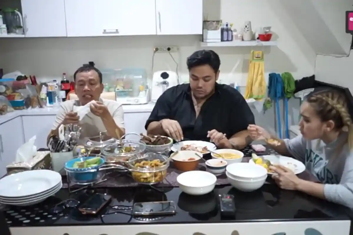 Ivan Gunawan Tersipu Malu Dipanggil Calon Mantu Oleh Ayah Rozak, Dapat Restu Dekati Ayu Ting Ting?