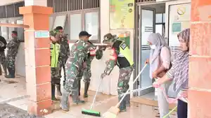 TNI-AD-bersihkan-lumpur-Puskesmas-Peusangan.jpg