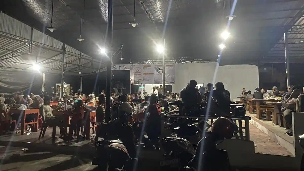 Listrik Padam, Warga Aceh Selatan Padati Warkop yang Miliki Genset 